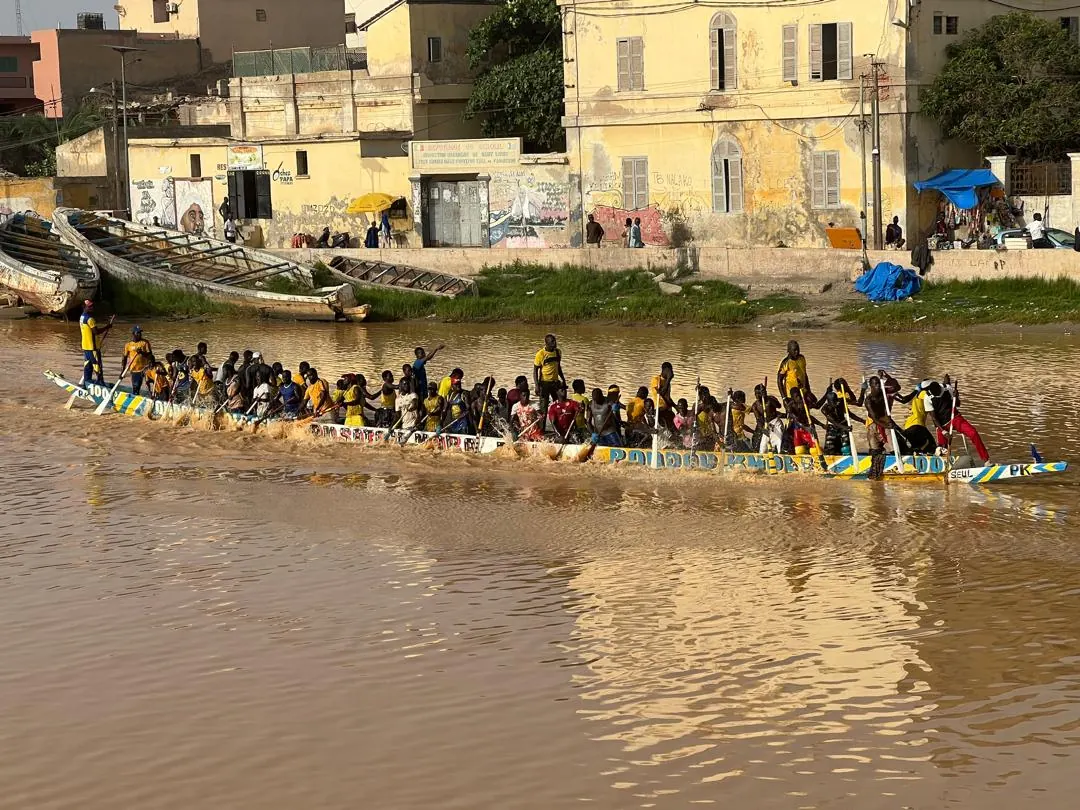 Piraguas compitiendo en el río en Saint-Louis