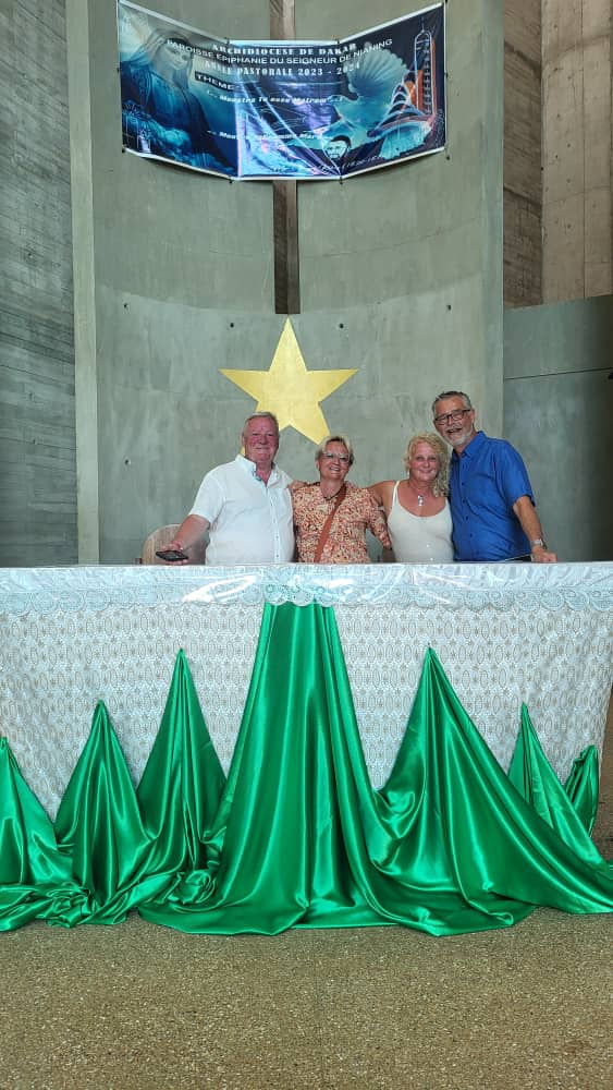 Altar y estrella dorada de la iglesia de Nianing