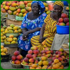 Mangos apilados en un puesto de mercado
