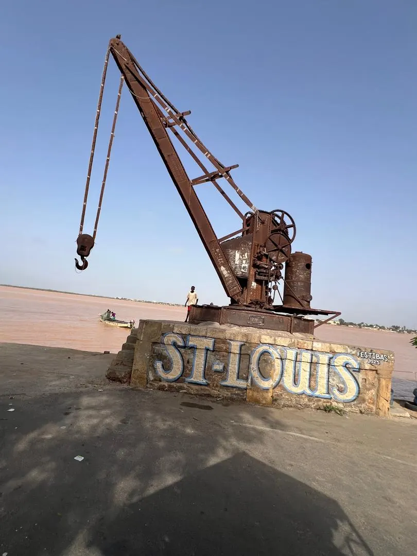 La grúa del muelle en Saint-Louis
