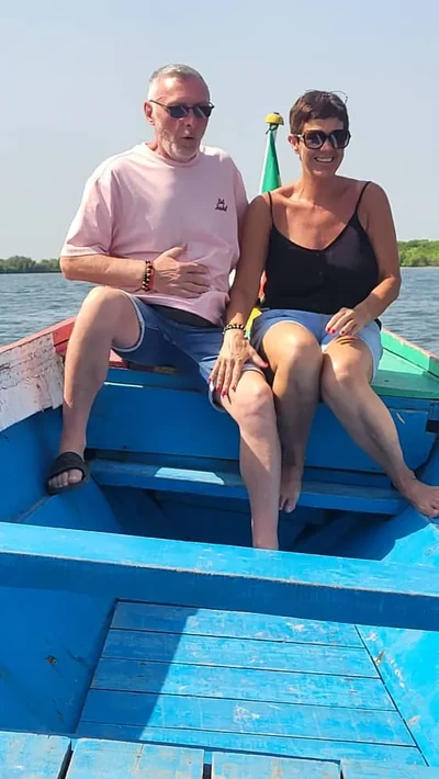 Pareja en piragua en la laguna