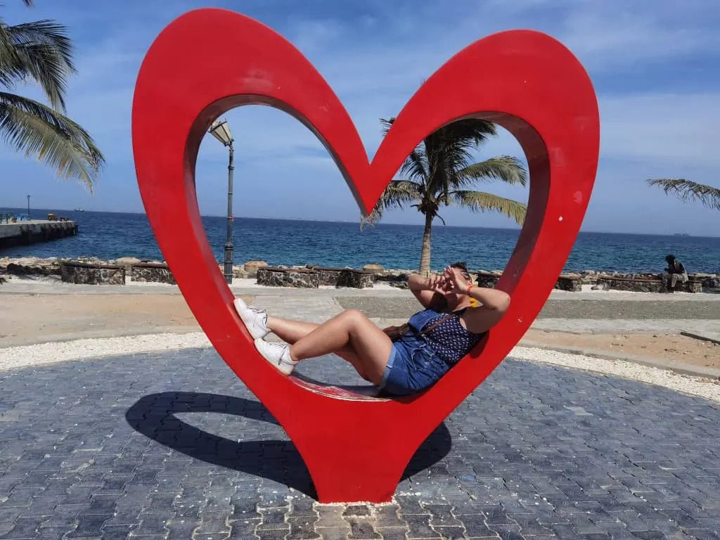 Callejuela de Gorée con un corazón rojo