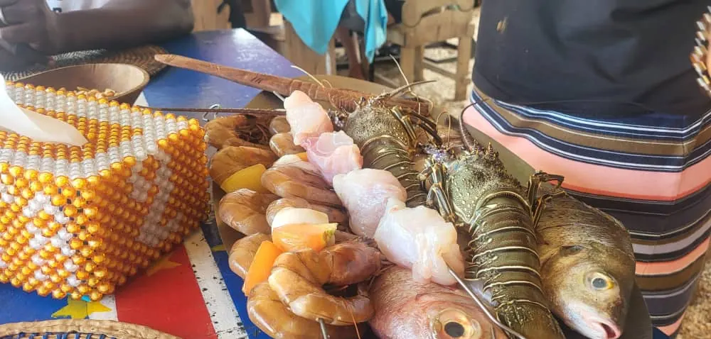 Mesa de mariscos en el restaurante