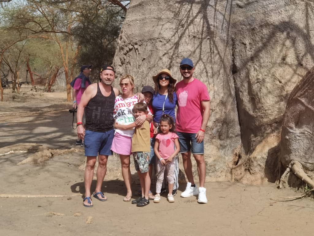 Familia ante un baobab gigante en Bandia