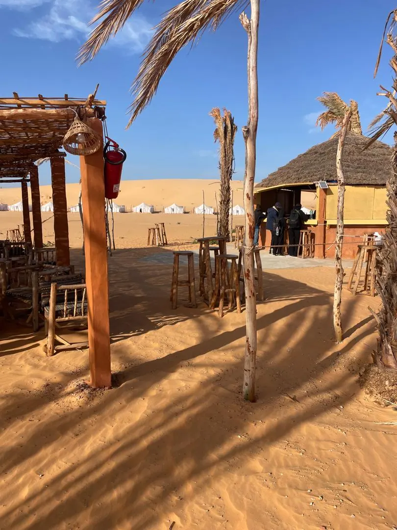 Rincón de bar bajo la carpa en Lompoul