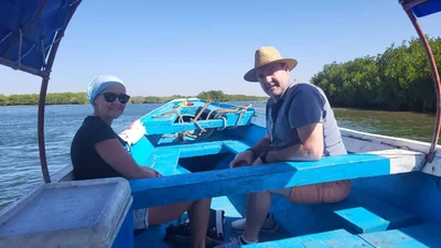 Pareja en piragua azul en la laguna de La Somone