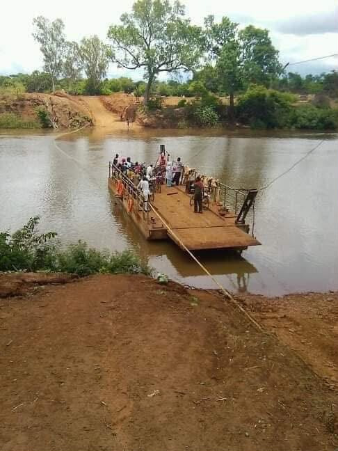 Bac transportant des passagers sur une rivière près de Kédougou
