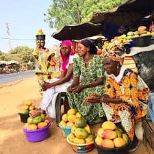 Vendedoras de mangos sentadas detrás de su puesto