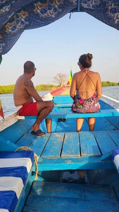 Pareja en piragua al final del día