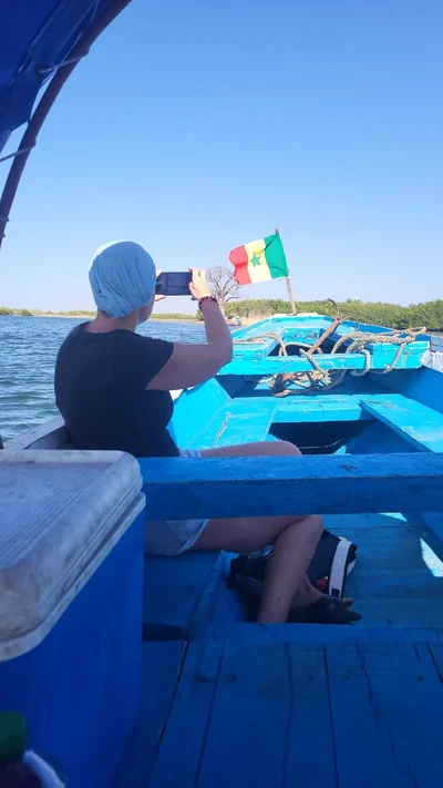 Foto de recuerdo en piragua con la bandera de Senegal