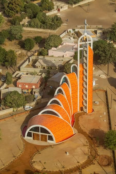 Vista aérea de la iglesia de Nianing y sus arcos naranjas