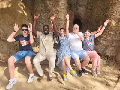 Famille et guide au pied d'un baobab