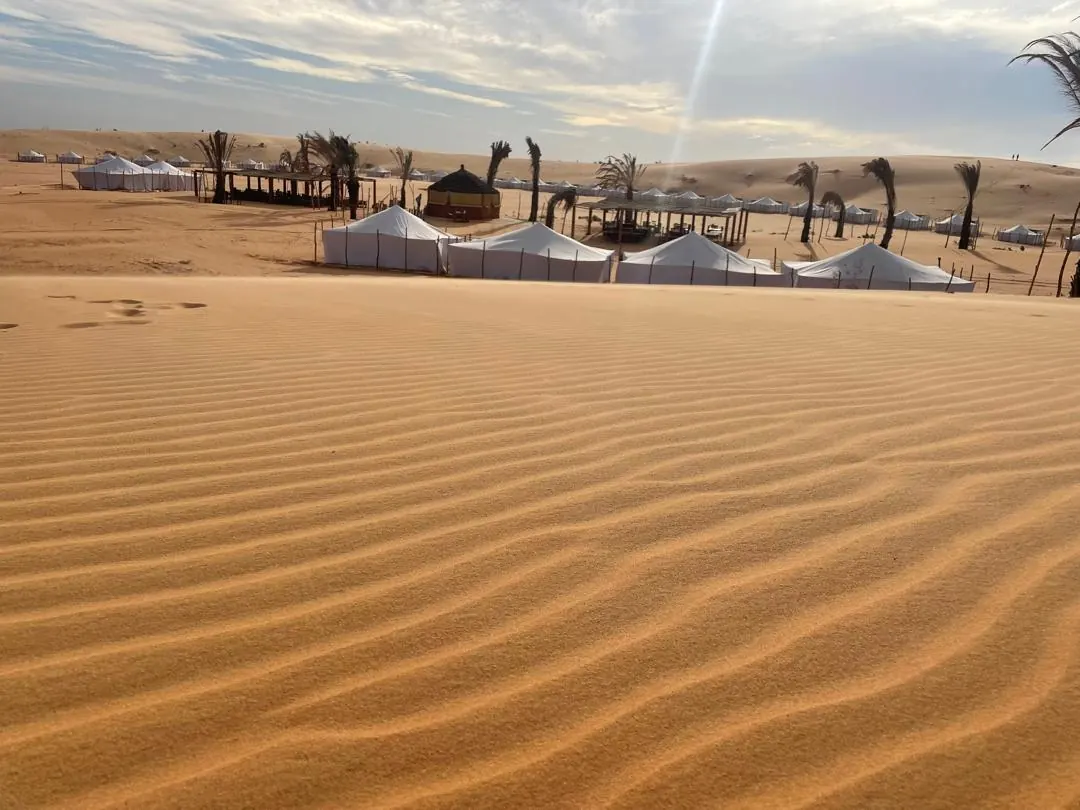 Dunas naranjas alrededor del campamento