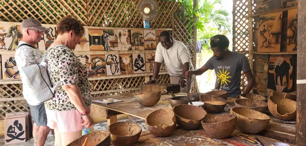 Taller de pintura con arena en Gorée