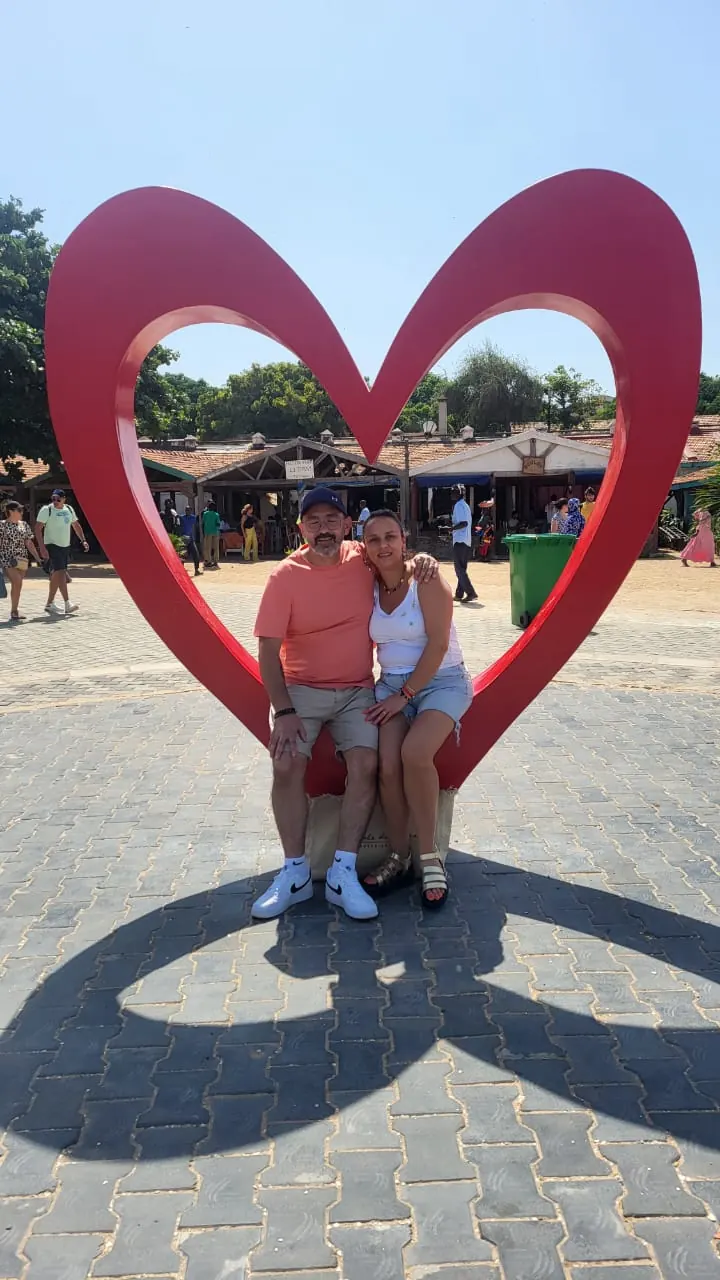 Corazón rojo pintado en un muro de Gorée