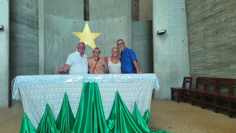 Viajeros ante el altar de la iglesia de Nianing